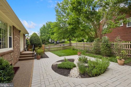 7701 Midday Ln, Alexandria VA 22306-2522 exterior