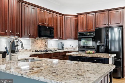 5235 Bessley Pl, Alexandria VA 22304-8646 exterior