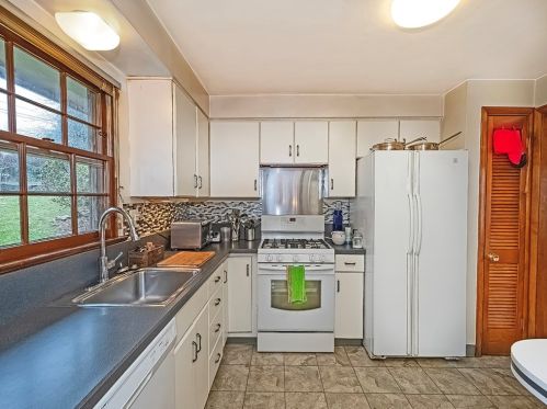 574 Clemson Dr, Pittsburgh PA exterior