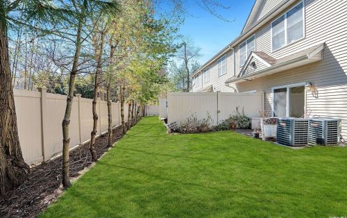 17 Della Dr, Babylon NY 11704-6240 exterior