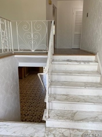 722 Turf Rd, Valley Stream, NY 11581-3506