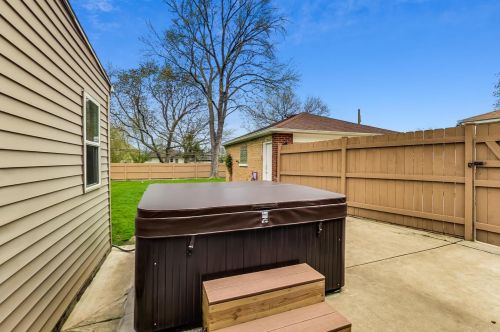 8236 Berwyn Ave, Chicago IL 60656-1455 exterior