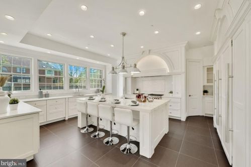 9318 Cranford Dr, Rockville MD 20854-2231 exterior