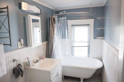 68 5 Ave, Woonsocket RI 02895-5019 exterior