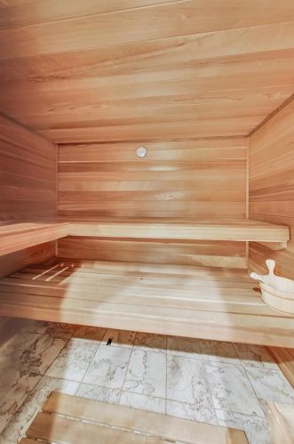 1542 Oakdale Ave, Chicago IL 60657-4024 exterior