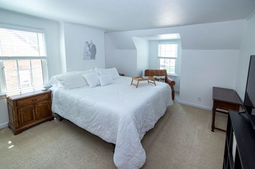 4758 Hollywood Ave, Milwaukee WI 53211-1037 exterior