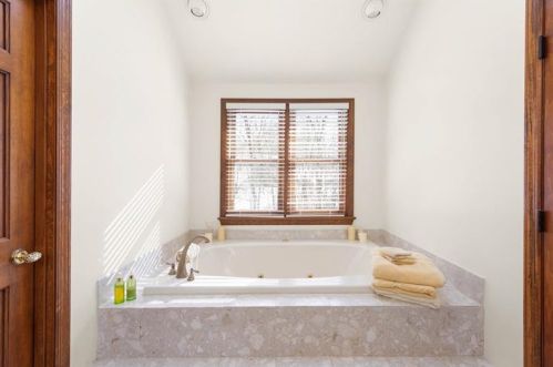 2587 Rossmoor Dr, Pittsburgh PA 15241-2581 exterior