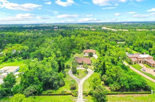 3661 7th Ave, Naples, FL 34117-4149