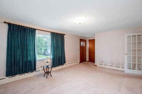 2 Edward Ave, Enfield CT 06082-3703 exterior