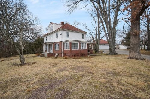 137 Oakley Rd, Woonsocket, RI 02895-1941