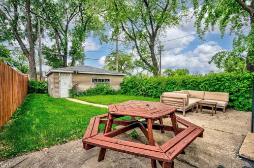 4500 Ln Crosse Ave, Chicago IL 60646-4922 exterior