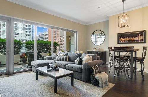 160 Illinois St, Chicago, IL 60654-2706