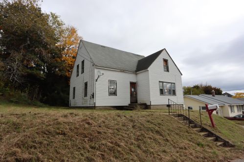 3 Central St, Livermore Falls, ME 04254-1503