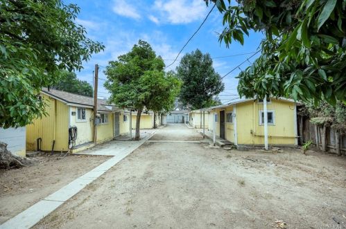 206 Valencia Dr, Fullerton CA 92833-3235 exterior