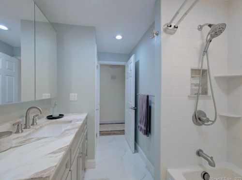 39 Tra Mart Dr, Uncasville CT  06382-1115 exterior