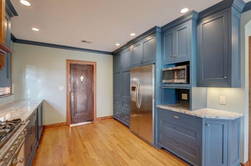 725 Lk Vw Ave, Milwaukee WI 53217-4857 exterior