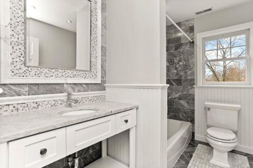 80 Indian Harbor Dr, Greenwich CT 06830-7148 exterior