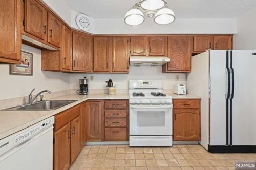 72 Fromm Ct, Mahwah NJ  07430-2958 exterior