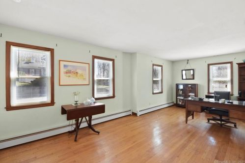 124 Center St, Windsor Locks CT 06096-2708 exterior