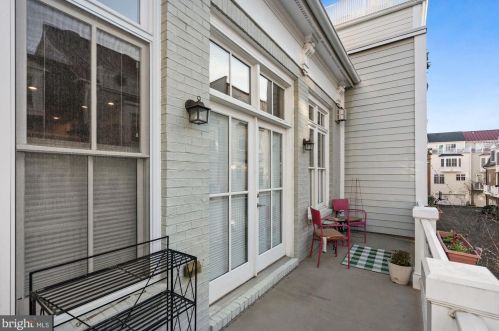 720 Bracey Ln, Alexandria VA  22314-6245 exterior