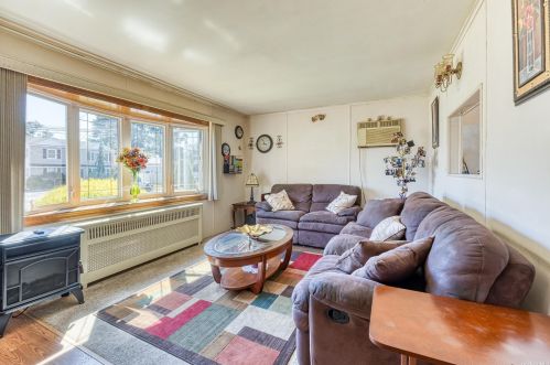 551 18 St, Babylon NY 11704-2206 exterior