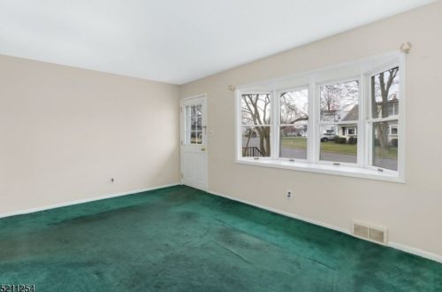 47 Dawn Dr, Clark NJ 07066-1401 exterior