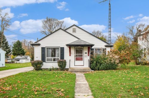 121 2nd St, Cassopolis, MI 49031-1163