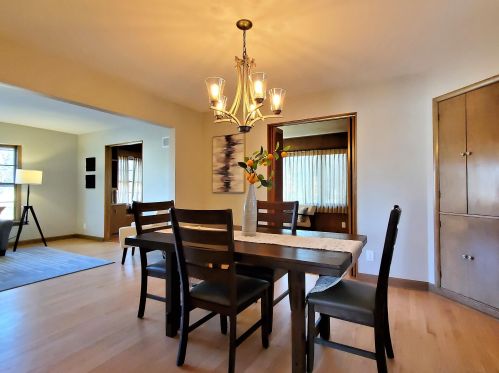 1631 Chateau Pl, Milwaukee WI 53217-6022 exterior