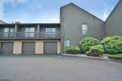 10 Westgate Dr, Edison, NJ 08820-1153