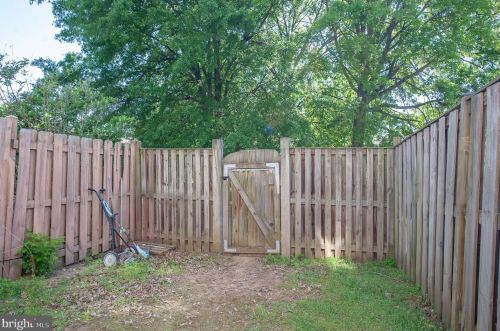 6839 Heatherway Ct, Alexandria VA 22315-3942 exterior