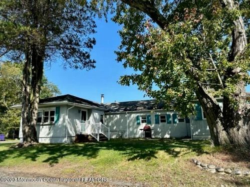 16 Roosevelt Ave, Morganville, NJ 07751-9724