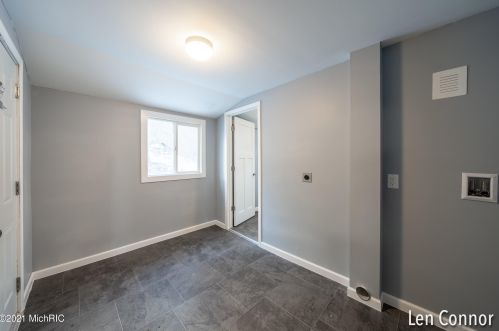 1921 Douglas Ave, Kalamazoo MI 49007-1638 exterior