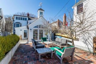 47 Commercial St, Provincetown, MA 02657-1911