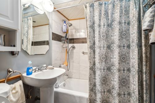 2612 Agatite Ave, Chicago IL 60625-7076 exterior