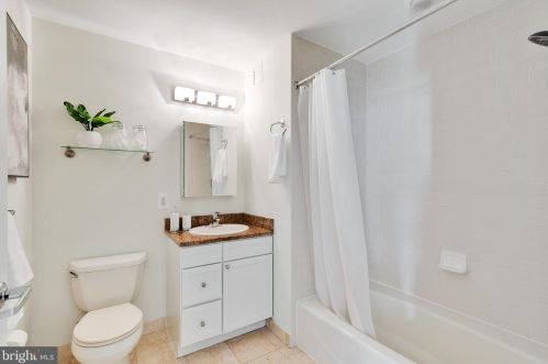 111 15th St, Philadelphia PA 19102-2625 exterior