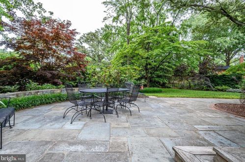 8909 Linton Ln, Alexandria VA 22308-2438 exterior