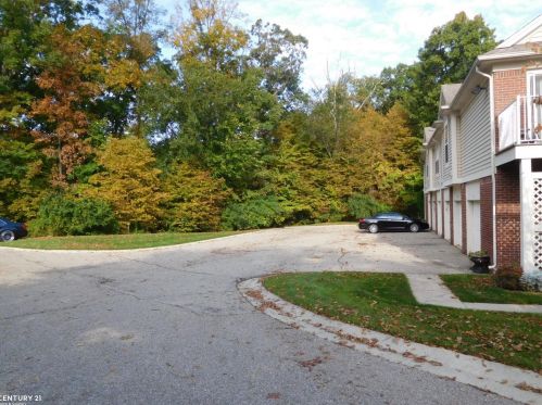 1688 Deepwood Cir, Rochester MI 48307-6098 exterior