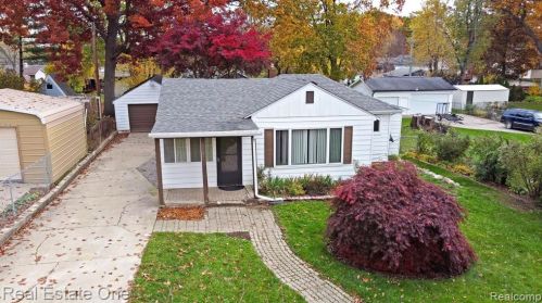 3361 Greenwood Dr, Rochester, MI 48309-3928