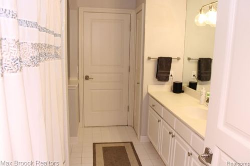 3586 Walnut Brk Dr, Rochester MI 48309-4065 exterior