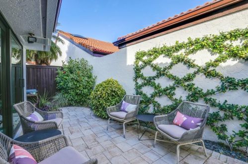 539 Bay Villas Ln, Naples FL 34108-2867 exterior