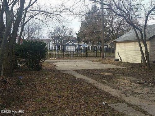 264 Merrill Ave, Meskegon MI 49441-2010 exterior