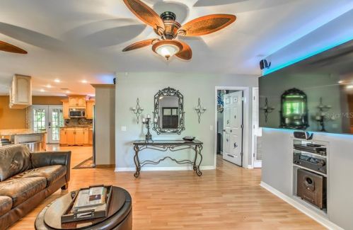 8919 Arrawana Ave, Tampa FL 33614-1810 exterior