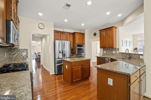 6802 Morning Brk Ter, Alexandria VA 22315-6117 exterior