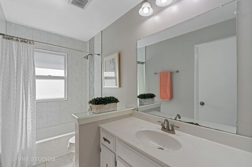 245 Kimbell Ave, Elmhurst IL 60126-1829 exterior