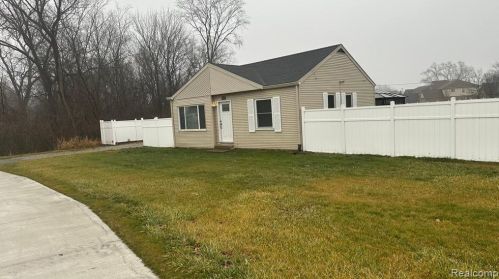 520 Auburn Rd, Rochester, MI 48307-5300