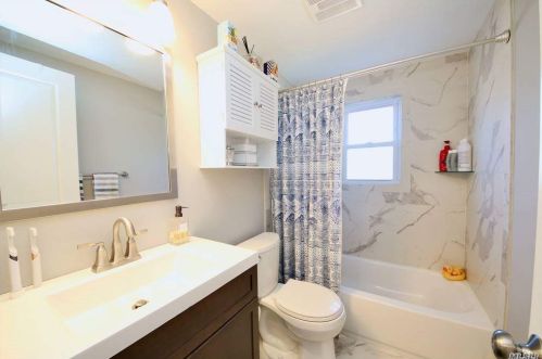 19 Livingston St, Huntington Station NY 11746-4026 exterior