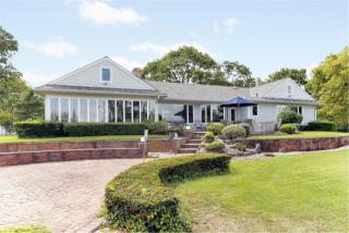 65 Melbury Rd, Babylon NY  11702-3300 exterior