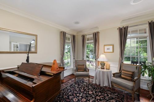 101 Somersby, Farmington CT 06032-2756 exterior