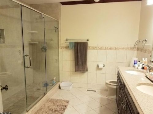 2102 Vroom Dr, Bridgewater NJ  08807-7003 exterior