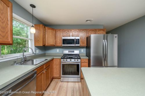 86 Serpentine Dr, Berkeley Township NJ  08721-3051 exterior